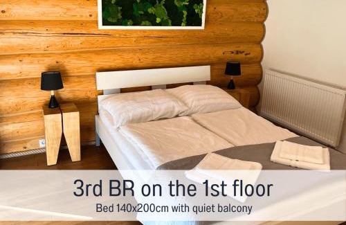 Laslea House | Blockhaus Malmkrog with garden, bright rooms, and an open kitchen