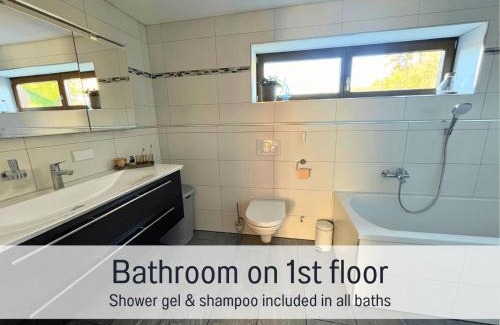 Laslea House | Blockhaus Malmkrog with garden, bright rooms, and an open kitchen