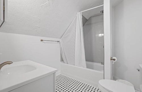 Bloomfield House | Bloomfield/Shadyside @K Spacious & Unique Private Bedroom with Shared Bathroom