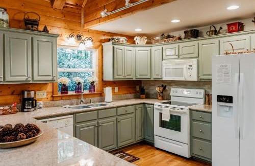 Blowing Rock House | Blowing Rock Getaway: Pet-Friendly Cabin for a Peaceful Mountain Retreat