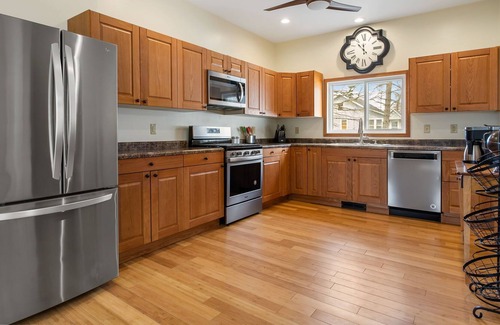 Fennville House | Blue Comfort Inn - Minutes from downtown Fennville - Private hot tub - Dog friendly!