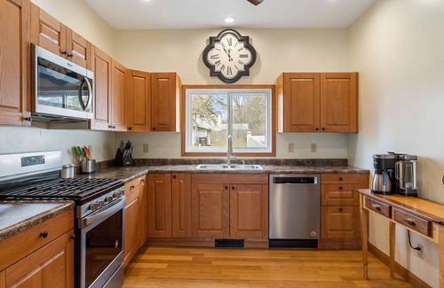 Fennville House | Blue Comfort Inn - Minutes from downtown Fennville - Private hot tub - Dog friendly!