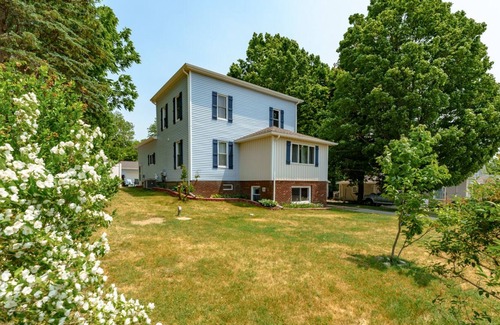 Fennville House | Blue Comfort Inn - Minutes from downtown Fennville - Private hot tub - Dog friendly!