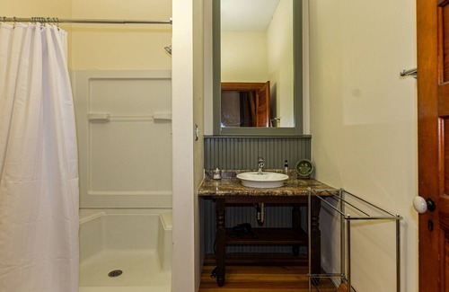 Alma Apartment | Blue Door Inn- Suite One