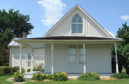 Ottumwa House | Blue Fern Hotel - Nestled Away Loft Space