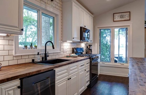 Tichigan House | Blue Fish Cottage-Hot tub, Kayaks, Ice Fishing
