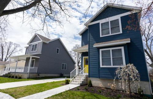 South Haven House | Blue Haven Lake House - pet friendly- Close to beach and downtown South Haven