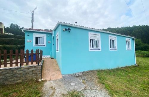 Valdovino House | Blue House Pantin, entre olas y praderas