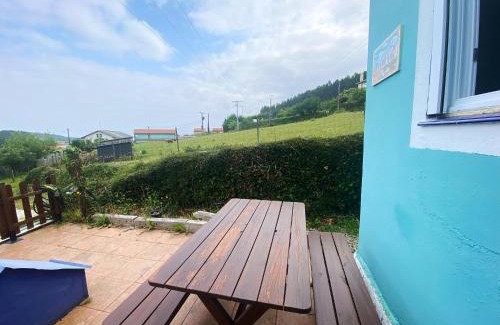 Valdovino House | Blue House Pantin, entre olas y praderas