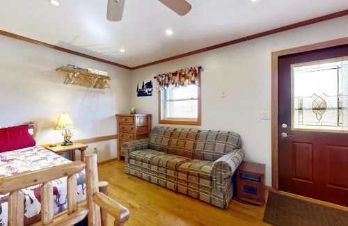 Murphysboro House | Blue Line Resort Cabin #2