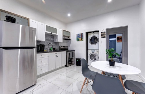 Plateau Mont Royal Apartment | Blue Lounge - Lafontaine Park - Downtown