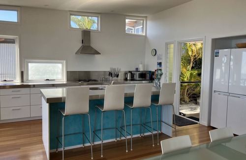 Brisbane Waterfront House | Blue Moon Beach House. Fabulous views. Free Wifi. Airconditioned bedrooms.