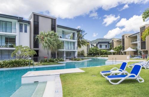 Nelly Bay Apartment | Blue on Blue Apartment 1011