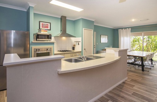 Geographe House | Blue Retreat - 10min walk to the beach, Ducted & Heating