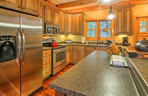 Cashes Valley Cabin | Blue Ridge Cabin w/Wooded Views, Deck & Hot Tub!