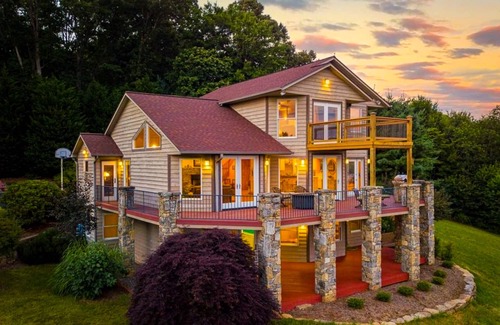 Clyde House | Blue Ridge Escape: Stunning views, tons of space, hot tub, Tesla Charger and more!