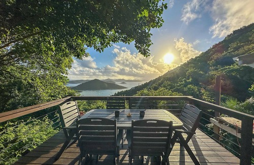 Estate Carolina Cottage | Blue Wrasse - Cute Little Cottage with Gorgeous Deck Views
