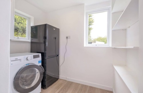 Peterborough House | Bluebell House - Sleeps 5 - Garden - Parking