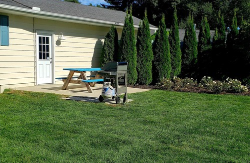 Saugatuck Cottage | Blueberry Cotg, Saugatuck. Walk downtown. Clean, crisp, colorful, convenient.