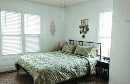 Hutchinson House | Bluebird Cottage, walking distance to fairgrounds