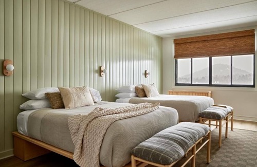 Lake Placid Hotel | Bluebird Lake Placid l Cozy Room with Two Queen Beds