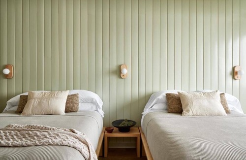 Lake Placid Hotel | Bluebird Lake Placid l Cozy Room with Two Queen Beds