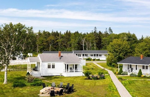 Ocean Point Hotel | Bluebird Ocean Point Inn | Oceanfront Deluxe King w/Porch | Private Beach