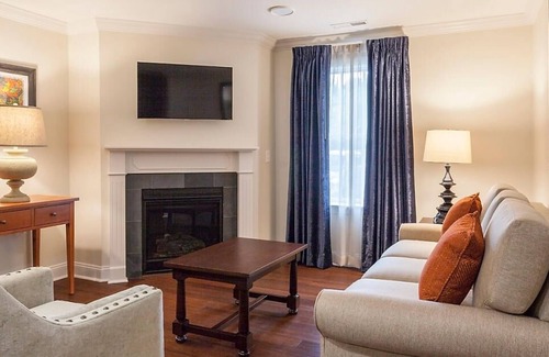 Williamsburg Condo | Bluegreen Patrick Henry Square 1br suite, Friday check-in