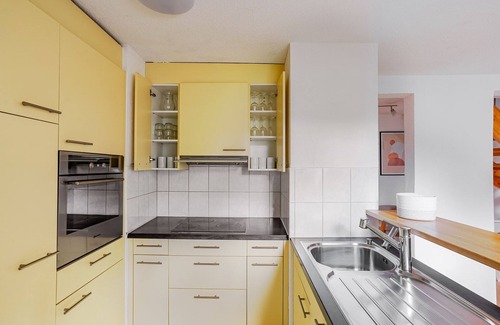 Sihlfeld Apartment | Blueground | Alt-Wiedikon, balcony, nr Uetliberg