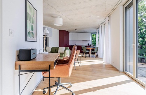 Center Apartment | Blueground | Saatlen, balcony, nr Stadtpark