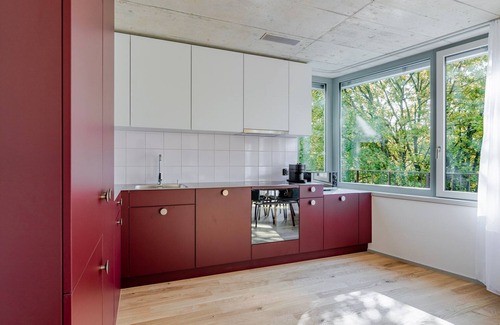 Center Apartment | Blueground | Saatlen, balcony, nr Stadtpark