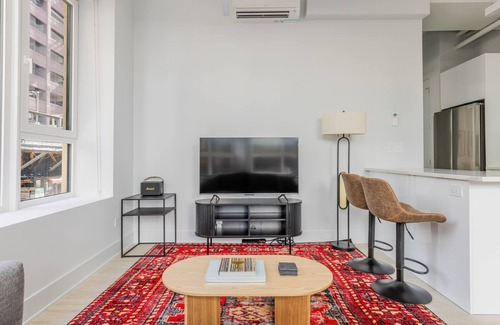 Downtown Chicago Apartment | Blueground | The Loop, AC, w/d, nr Willis Tower