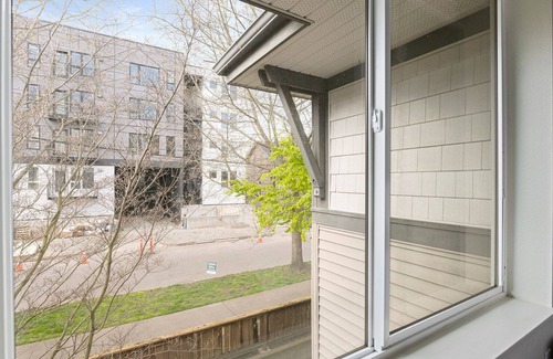 University District Apartment | Blueground | Univ Dist, pet area & elev, nr UW