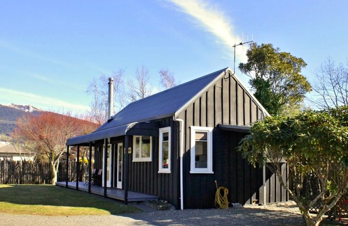 Turangi Cottage | Bluehaven Cottage - Turangi Holiday Home