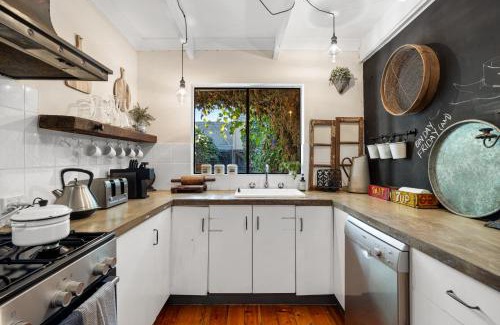 Adelaide Central Business District Apartment | Bluestone Cottage - Vintage Vibes CBD