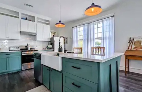 Midtown House | Bluff City Luxe Midtown: 3800 sf, King Bd, 2 Game Rooms, Chef's Kitchen, Gym