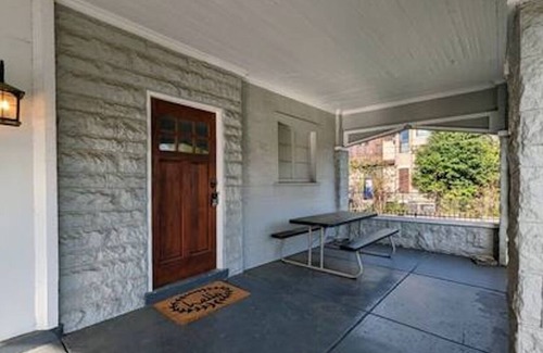 Midtown House | Bluff City Luxe Midtown: 3800 sf, King Bd, 2 Game Rooms, Chef's Kitchen, Gym