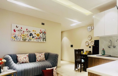 Sector 14 Hotel | BluO 1BHK Suite - Balcony, Lift, Gym, Parkingn