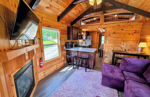 Twin Mountain Cabin | BMV4 Awesome "Tiny Home" A/C, Mountain Views, Minutes to Skiing, Hiking, Attractions, Dog Friendly!