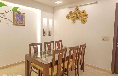 Shalimar Bagh Apartment | BnBBuddy Chirayu Home 5 BR Duplex@ Shalimar Bagh