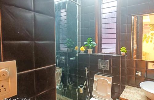 Shalimar Bagh Apartment | BnBBuddy Chirayu Home 5 BR Duplex@ Shalimar Bagh
