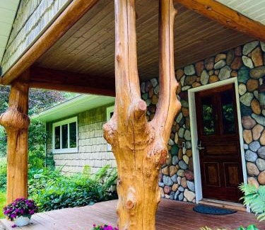Mayfield House | Boardman Monarch! River! Hot Tub! Fireplace!