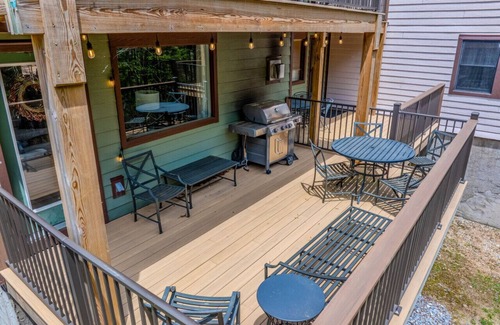 Snowshoe House | Boards & Bikes—Secluded Luxury Next to the Village (Treetop 29)