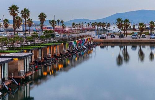 La Linea de la Concepcion Boat Rental | Boat Haus - Casas Flotantes frente a Gibraltar