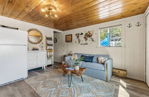 Bayview Apartment | Boats ‘N Rows Float Home