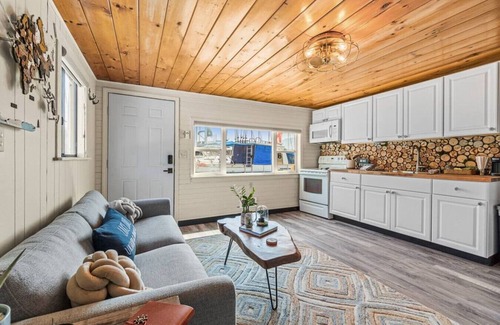 Bayview Apartment | Boats ‘N Rows Float Home