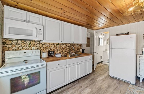 Bayview Apartment | Boats ‘N Rows Float Home