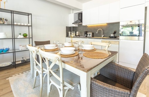 Yaliciftlik Apartment | Bodrum Bliss: Stunning Flat w Pool and Garden
