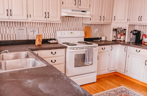 Oswego Apartment | Boho 3-bedroom apt with fully supplied kitchen, WiFi, AC - Oldest Home in Oswego
