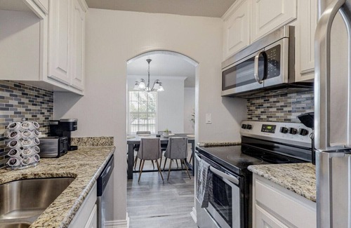 Arlington Apartment | Boho Hangout - Walk to AT&T | GlobeLife | TX Live!